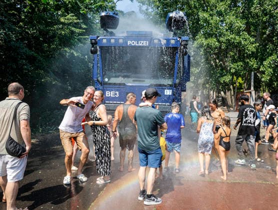 Wasser Marsch Berlin leidet unter der Hitze. Um den Menschen eine kleine Abkühlung zu verschaffen, rückt die Berliner Polizei mit Wasserwerfern an. Im Park am Gleisdreieck genießen Parkbesucher den feinen Sprühnebel, eine kurze Abkühlung bei der Hitzewelle, Berlin, 28.06.2026 Berlin Berlin Deutschland *** Water, Water! Berlin Suffers from the Heat To help people cool off a bit, the Berlin police are deploying water cannons. In Gleisdreieck Park, visitors are enjoying the fine mist—a brief respite from the heat wave— Berlin, June 28, 2026 Berlin, Berlin, Germany