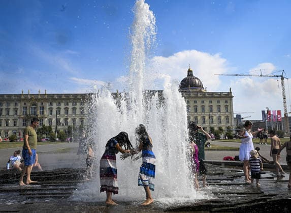 People seek relief as heatwave grips Berlin BERLIN, GERMANY - JUNE 28: People spend time in ponds and sprinklers to cool off as the Europe s deadly heatwave continues to affect Berlin, Germany on June 28, 2026. Halil Sagirkaya Anadolu Berlin Germany. Editorial use only. Please get in touch for any other usage.  Copyright: x2026xAnadoluxHalilxSagirkayax