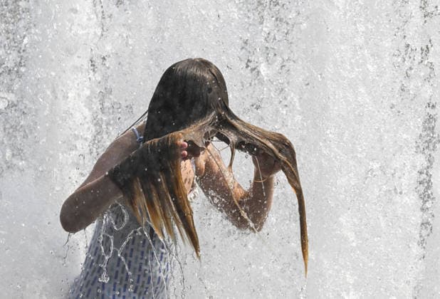 People seek relief as heatwave grips Berlin BERLIN, GERMANY - JUNE 28: People spend time in ponds and sprinklers to cool off as the Europe s deadly heatwave continues to affect Berlin, Germany on June 28, 2026. Halil Sagirkaya Anadolu Berlin Germany. Editorial use only. Please get in touch for any other usage.  Copyright: x2026xAnadoluxHalilxSagirkayax