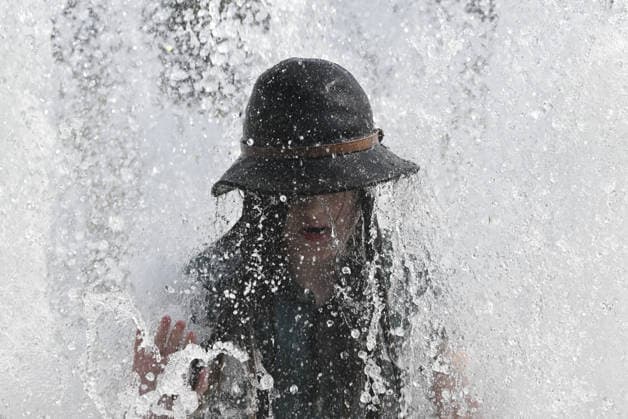 People seek relief as heatwave grips Berlin BERLIN, GERMANY - JUNE 28: People spend time in ponds and sprinklers to cool off as the Europe s deadly heatwave continues to affect Berlin, Germany on June 28, 2026. Halil Sagirkaya Anadolu Berlin Germany. Editorial use only. Please get in touch for any other usage.  Copyright: x2026xAnadoluxHalilxSagirkayax