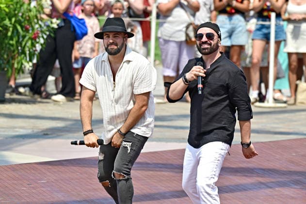 ZDF - Fernsehgarten. Sänger Juan Daniel und Gionathan während der ZDF - Unterhaltungsshow Fernsehgarten am 28.06.2026 in Mainz. 20260628MWI131401 *** ZDF Fernsehgarten singers Juan Daniel and Gionathan during the ZDF entertainment show Fernsehgarten on June 28, 2026, in Mainz 20260628MWI131401