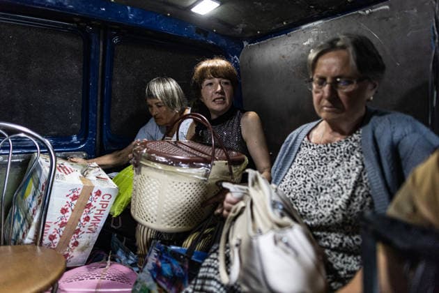 White Angels police unit evacuates civilians in Druzhkivka DRUZHKIVKA, UKRAINE - JUNE 28: Three women are evacuated by members of the White Angels police unit during an emergency evacuation operation in Druzhkivka, Ukraine on June 28, 2026. Diego Herrera Carcedo Anadolu Druzhkivka Ukraine. Editorial use only. Please get in touch for any other usage.  Copyright: x2026xAnadoluxDiegoxHerreraxCarcedox