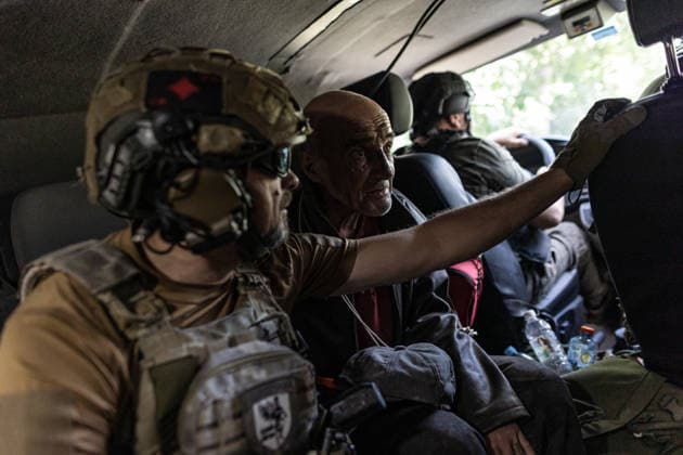 White Angels police unit evacuates civilians in Druzhkivka DRUZHKIVKA, UKRAINE - JUNE 28: A man injured after a Russian attack on his home is evacuated by members of the White Angels police unit in Druzhkivka, Ukraine on June 28, 2026. Diego Herrera Carcedo Anadolu Druzhkivka Ukraine. Editorial use only. Please get in touch for any other usage.  Copyright: x2026xAnadoluxDiegoxHerreraxCarcedox