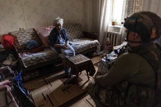White Angels police unit evacuates civilians in Druzhkivka DRUZHKIVKA, UKRAINE - JUNE 28: Police officers from the ‘White Angels’ unit speak to an elderly woman during the evacuation of civilians as shelling intensifies in the city of Druzhkivka, Ukraine, 28 June 2026. Diego Herrera Carcedo Anadolu Druzhkivka Ukraine. Editorial use only. Please get in touch for any other usage.  Copyright: x2026xAnadoluxDiegoxHerreraxCarcedox