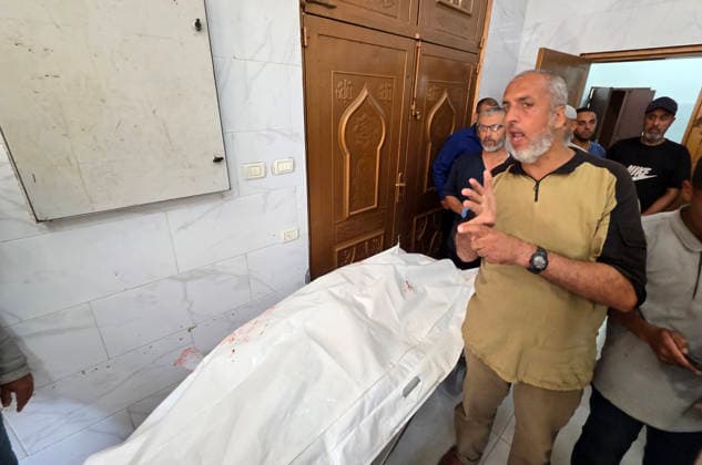 Paramedics bring casualties to Nasser Medical Complex after Israeli airstrike Paramedics transport the body of a young Palestinian man and several wounded people to Nasser Medical Complex after an Israeli airstrike targeted a group of civilians near a tent used for charging mobile phones in the al-Mawasi area of Khan Younis, southern Gaza Strip, on June 28, 2026. Photo by Tariq Mohammad APA Images Khan Yunis Gaza Strip Palestinian Territory 280626_Khan_Yunis_TM_00(5) Copyright: xapaimagesxTariqxMohammad xapaimagesx