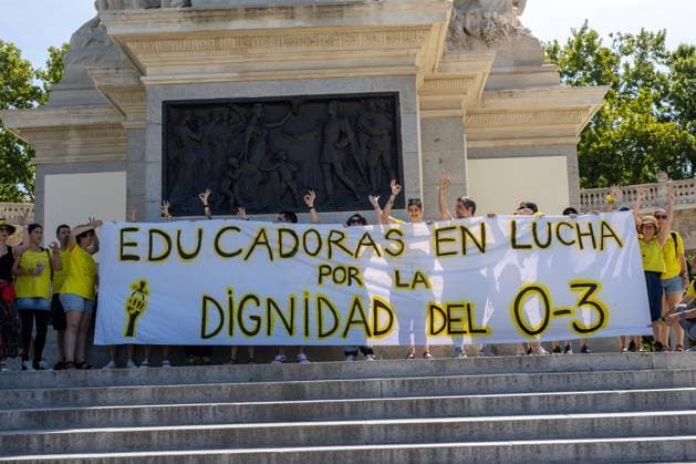 June 28, 2026, Madrid, Madrid, Spain: Early childhood educators unfurl a protest banner in El Retiro Park, Madrid..Early childhood educators (ages 0-3) staged a protest this morning at the pond in El Retiro Park in Madrid to demand better salaries and working conditions. Madrid Spain  - ZUMAs197 20260628_aaa_s197_045 Copyright: xSOPAxImagesx