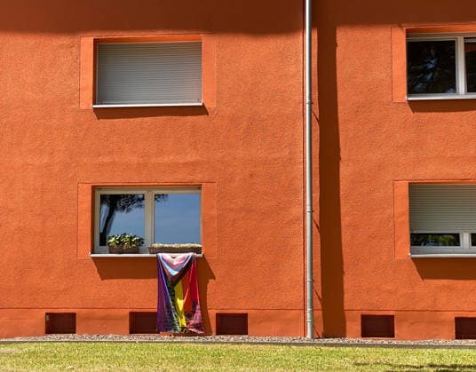 News Bilder des Tages 28.06.2026, Deutschland, NRW, LGBTQ, Regenbogen-Fahne unter einem Fenster, Toleranz, Deutschland *** June 28, 2026, Germany, North Rhine-Westphalia, LGBTQ, rainbow flag under a window, tolerance, Germany Copyright: xD.xKerlekin SnowfieldxPhotographyx SF280626RegenbogenD1