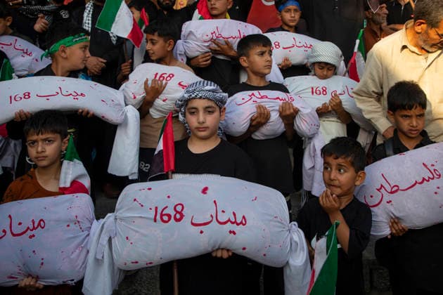 Muharram in Kashmir, India - 28 Jun 2026 Shiite Muslim children carry shrouded replicas symbolizing the children killed in the Israeli and US strikes on Minab School in Iran during a religious procession on the 12th day of the Islamic month of Muharram, expressing solidarity with the victims, in the outskirts of Srinagar, Indian administered Kashmir. Muharram, the first month of the Islamic calendar, is observed by Shiite Muslims around the world in remembrance of Imam Hussain, the grandson of the Prophet Muhammad, who was killed along with members of his family and companions in the Battle of Karbala in present day Iraq in 680 AD. Srinagar India Copyright: xFaisalxBashirx xSOPAxImagesx 11MuharramInKashmir2026
