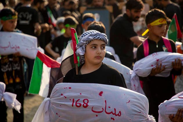 News Bilder des Tages Muharram in Kashmir, India - 28 Jun 2026 Shiite Muslim children carry shrouded replicas symbolizing the children killed in the Israeli and US strikes on Minab School in Iran during a religious procession on the 12th day of the Islamic month of Muharram, expressing solidarity with the victims, in the outskirts of Srinagar, Indian administered Kashmir. Muharram, the first month of the Islamic calendar, is observed by Shiite Muslims around the world in remembrance of Imam Hussain, the grandson of the Prophet Muhammad, who was killed along with members of his family and companions in the Battle of Karbala in present day Iraq in 680 AD. Srinagar India Copyright: xFaisalxBashirx xSOPAxImagesx 12MuharramInKashmir2026