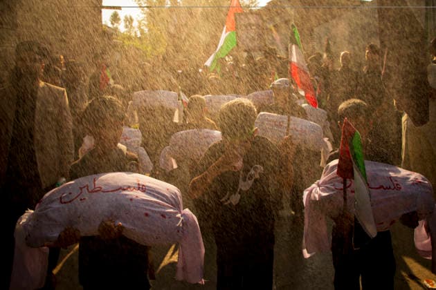 Muharram in Kashmir, India - 28 Jun 2026 Shiite Muslim children carry shrouded replicas symbolizing the children killed in the Israeli and US strikes on Minab School in Iran during a religious procession on the 12th day of the Islamic month of Muharram, expressing solidarity with the victims, in the outskirts of Srinagar, Indian administered Kashmir. Muharram, the first month of the Islamic calendar, is observed by Shiite Muslims around the world in remembrance of Imam Hussain, the grandson of the Prophet Muhammad, who was killed along with members of his family and companions in the Battle of Karbala in present day Iraq in 680 AD. Srinagar India Copyright: xFaisalxBashirx xSOPAxImagesx 14MuharramInKashmir2026