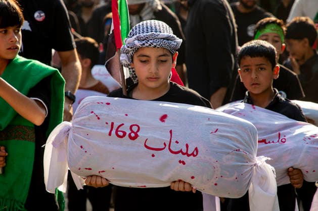 Muharram in Kashmir, India - 28 Jun 2026 Shiite Muslim children carry shrouded replicas symbolizing the children killed in the Israeli and US strikes on Minab School in Iran during a religious procession on the 12th day of the Islamic month of Muharram, expressing solidarity with the victims, in the outskirts of Srinagar, Indian administered Kashmir. Muharram, the first month of the Islamic calendar, is observed by Shiite Muslims around the world in remembrance of Imam Hussain, the grandson of the Prophet Muhammad, who was killed along with members of his family and companions in the Battle of Karbala in present day Iraq in 680 AD. Srinagar India Copyright: xFaisalxBashirx xSOPAxImagesx 16MuharramInKashmir2026