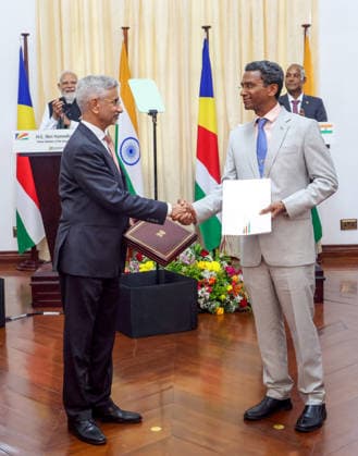 Exchange of MOUs and Joint Press Statement between India and Seychelles Victoria Seychelles , Jun 28 (ANI): Prime Minister Narendra Modi and Seychelles President Patrick Herminie witness the exchange of an MoU during the joint press statement, in Victoria on Sunday. (DPR PMO ANI Photo) Victoria Seychelles Copyright: xANIx ANI_20260628127