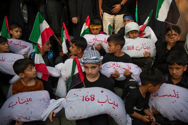 Muharram in Kashmir, India - 28 Jun 2026 Shiite Muslim children carry shrouded replicas symbolizing the children killed in the Israeli and US strikes on Minab School in Iran during a religious procession on the 12th day of the Islamic month of Muharram, expressing solidarity with the victims, in the outskirts of Srinagar, Indian administered Kashmir. Muharram, the first month of the Islamic calendar, is observed by Shiite Muslims around the world in remembrance of Imam Hussain, the grandson of the Prophet Muhammad, who was killed along with members of his family and companions in the Battle of Karbala in present day Iraq in 680 AD. Srinagar India Copyright: xFaisalxBashirx xSOPAxImagesx 6MuharramInKashmir2026