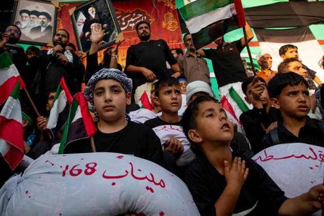 Muharram in Kashmir, India - 28 Jun 2026 Shiite Muslim children carry shrouded replicas symbolizing the children killed in the Israeli and US strikes on Minab School in Iran during a religious procession on the 12th day of the Islamic month of Muharram, expressing solidarity with the victims, in the outskirts of Srinagar, Indian administered Kashmir. Muharram, the first month of the Islamic calendar, is observed by Shiite Muslims around the world in remembrance of Imam Hussain, the grandson of the Prophet Muhammad, who was killed along with members of his family and companions in the Battle of Karbala in present day Iraq in 680 AD. Srinagar India Copyright: xFaisalxBashirx xSOPAxImagesx 8MuharramInKashmir2026