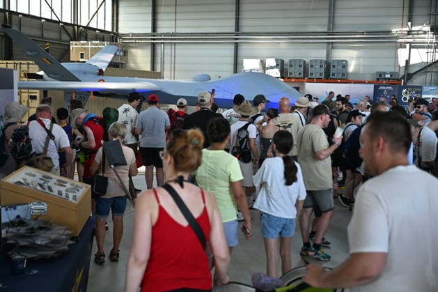 Belgian Air Force Days FLORENNES, BELGIUM - JUNE 28: Spectators and aviation enthusiasts watch the air show within the scope of the Belgian Air Force Days at Florennes Air Base in Florennes, Belgium on June 28, 2026. Dursun Aydemir Anadolu Brussels Belgium. Editorial use only. Please get in touch for any other usage.  Copyright: x2026xAnadoluxDursunxAydemirx