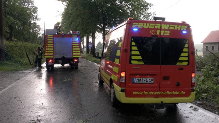 Der Deutsche Wetterdienst hat schwere Gewitter und Unwetter angekündigt und sie traten auch auf. Besonders heftig traf es am Sonntagnachmittag den Erzgebirgskreis. Mehrere Gewitter zogen über die Ortschaft Elterlein und Schwarzbach. Orkanböen von bis zu 140 km h verursachten immense Schäden im Ort. Unzählige Bäume stürzten um. Der Ort zwar zwischenzeitlich nur von einer Straße aus erreichbar. Die Einsatzleitung löste frühzeitig eine Sonderlage aus. Eine örtliche Einsatzleitung wurde gebildet. Überörtliche Kräfte aus Scheibenberg, Oberscheibe, Hermansdorf und Crottendorf kamen zum Einsatz. Es wurde eine NINA-Warnung auf Grund eines Stromausfalls herausgegeben. Die Einsatzleitung rechnet damit, dass der Strom mehrere Tage weg sein wird. An me