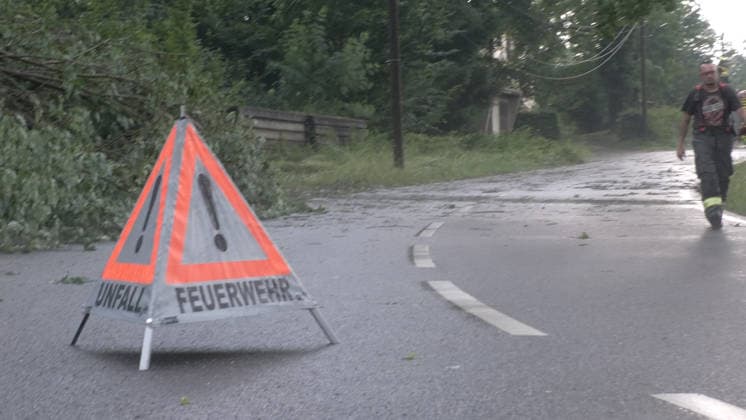 Der Deutsche Wetterdienst hat schwere Gewitter und Unwetter angekündigt und sie traten auch auf. Besonders heftig traf es am Sonntagnachmittag den Erzgebirgskreis. Mehrere Gewitter zogen über die Ortschaft Elterlein und Schwarzbach. Orkanböen von bis zu 140 km h verursachten immense Schäden im Ort. Unzählige Bäume stürzten um. Der Ort zwar zwischenzeitlich nur von einer Straße aus erreichbar. Die Einsatzleitung löste frühzeitig eine Sonderlage aus. Eine örtliche Einsatzleitung wurde gebildet. Überörtliche Kräfte aus Scheibenberg, Oberscheibe, Hermansdorf und Crottendorf kamen zum Einsatz. Es wurde eine NINA-Warnung auf Grund eines Stromausfalls herausgegeben. Die Einsatzleitung rechnet damit, dass der Strom mehrere Tage weg sein wird. An me