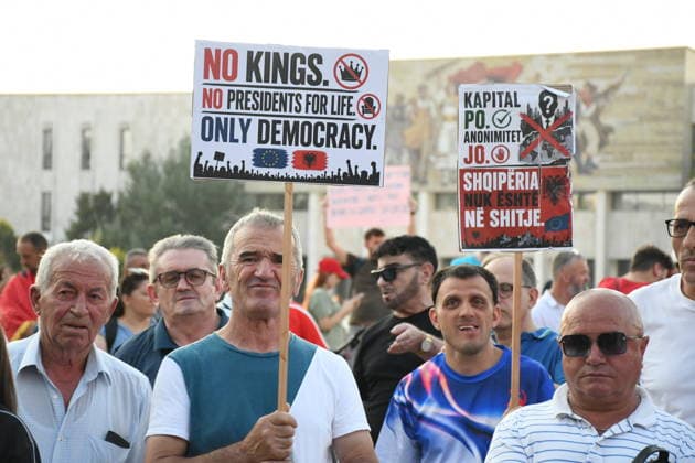 News Bilder des Tages Protests in Albania hit 29th day over controversial Kushner-linked tourism project TIRANA, ALBANIA - JUNE 28: Protesters gather at Skanderbeg Square carrying banners and signs with the slogan Albania is not for sale during a demonstration on its 29th day against a planned tourism project in the Zvernec region of Vlora, in Tirana, Albania on June 28, 2026. Protesters later marched with Albanian flags to the Prime Ministry building on Martyrs of the Nation Boulevard to voice opposition against the sale of a coastal area in Zvernec, which is allegedly linked to Jared Kushner and Ivanka Trump, daughter of US President Donald Trump. Olsi Shehu Anadolu Tirana Albania. Editorial use only. Please get in touch for any other usage.  Copyright: x2026xAnadoluxOlsixShehux
