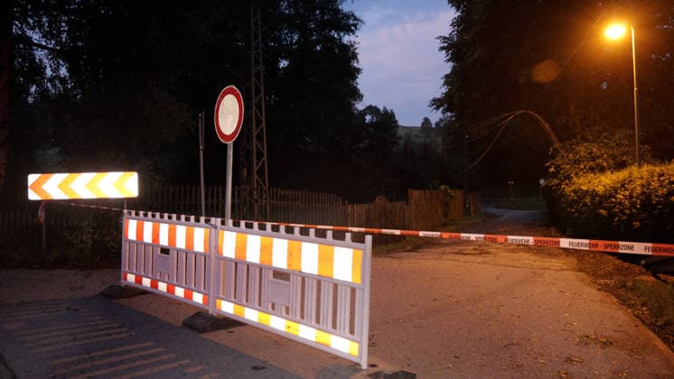 Die Aufräumarbeiten im erzgebirgischen Schwarzbach dauern an. Mittlerweile gibt es Regionalbereichsübergreifende Unterstützung. So wurde die Drehleiter Schwarzenberg nach Schwarzbach am Sonntagabend unterstützend alarmiert. Das Energieunternehmen Mitnetz ist im Einsatz, Firmen unterstützen bei der Wiederherstellung der Stromversorgung. Aktuell sind dutzende Haushalte seit Stunden ohne Strom. Kein Hauslicht, TV, Internet und auch Kühlschränke ohne Leistung. Forstunternehmen kommen ebenfalls zum Einsatz. Eine Zufahrt am Sportplatz wurde stark verwüstet, die Feuerwehr kommt hier an ihre Grenzen, schwere Technik ist hierfür notwendig. Steffi Fonzi hat gestern erst frisch geheiratet, wollte heute mit ihrem Mann in die Flitterwochen Ð aus der Tra