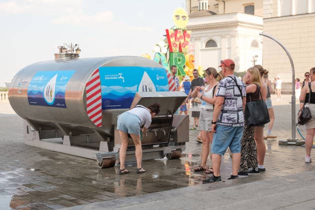 June 28, 2026, Warsaw, Masovian Voivodeship, Poland: Varsovians fill up their water bottles at a water tanker on Castle Square during record breaking high temperatures in Warsaw, Poland. The capital city recorded a high of 37.5Ã‚Â°C in the afternoon while Poland broke its all-time temperature record with 40.5C recorded in Slubice. Warsaw Poland - ZUMAk204 20260628_zip_k204_006 Copyright: xRomanxKozielx