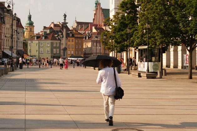 June 28, 2026, Warsaw, Masovian Voivodeship, Poland: A person uses an umbrella to shield themselves from a low sun as they walk towards Castle Square during record breaking high temperatures in Warsaw, Poland. The capital city recorded a high of 37.5Ã‚Â°C in the afternoon while Poland broke its all-time temperature record with 40.5C recorded in Slubice. Warsaw Poland - ZUMAk204 20260628_zip_k204_007 Copyright: xRomanxKozielx