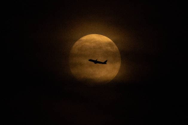 June 28, 2026, Frankfurt, Hesse, Germany: An airplane flies in front of the moon in Frankfurt am Main, Germany. Frankfurt Germany - ZUMAb332 20260628_zip_b332_004 Copyright: xMatiasxBasualdox