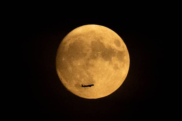 June 28, 2026, Frankfurt, Hesse, Germany: An airplane flies in front of the moon in Frankfurt am Main, Germany. Frankfurt Germany - ZUMAb332 20260628_zip_b332_006 Copyright: xMatiasxBasualdox