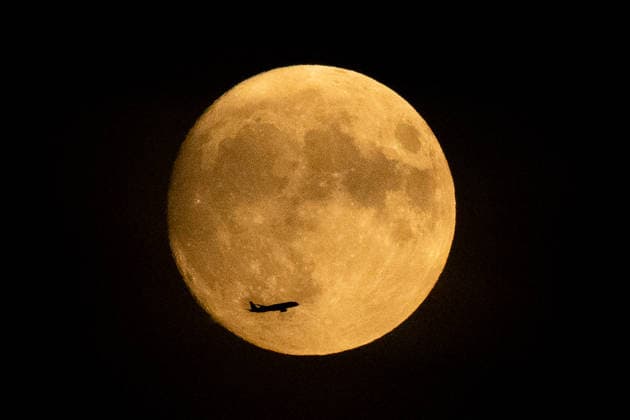 June 28, 2026, Frankfurt, Hesse, Germany: An airplane flies in front of the moon in Frankfurt am Main, Germany. Frankfurt Germany - ZUMAb332 20260628_zip_b332_007 Copyright: xMatiasxBasualdox