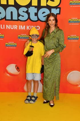 Cathy Hummels mit Sohn Ludwig Deutschlandpremiere Minions &Monster Mathäser Filmpalast München 28. Juni 2026 *** Cathy Hummels with her son Ludwig at the German premiere of *Minions: Monster Mathäser* at the Filmpalast in Munich on June 28, 2026