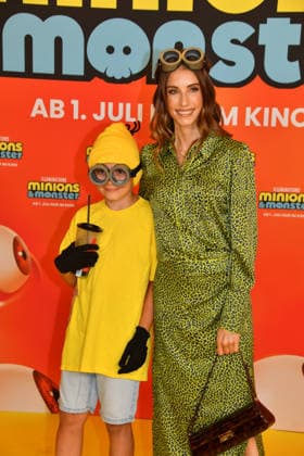 Cathy Hummels mit Sohn Ludwig Deutschlandpremiere Minions &Monster Mathäser Filmpalast München 28. Juni 2026 *** Cathy Hummels with her son Ludwig at the German premiere of *Minions: Monster Mathäser* at the Filmpalast in Munich on June 28, 2026