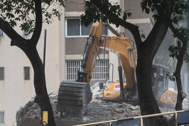 (260629) -- CHACAO, June 29, 2026 -- An excavator works on a collapsed building in Chacao, Venezuela, on June 28, 2026. Venezuelan National Assembly President Jorge Rodriguez said Sunday that the death toll from two powerful earthquakes that struck Venezuela Wednesday has risen to 1,450. (Photo by Xinhua) (SpotNews) VENEZUELA-CHACAO-EARTHQUAKE-AFTERMATH MarcosxSalgado 