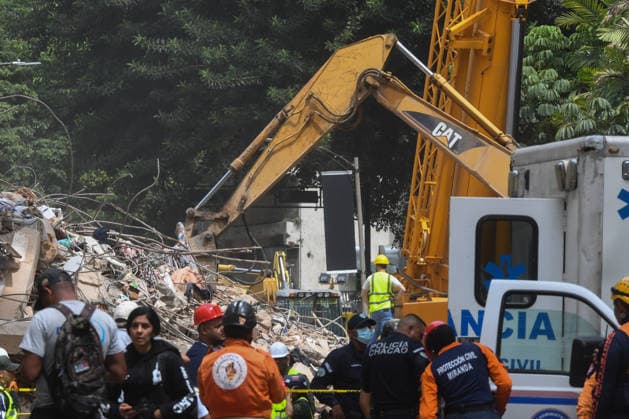 (260629) -- CHACAO, June 29, 2026 -- An excavator works on a collapsed building in Chacao, Venezuela, on June 28, 2026. Venezuelan National Assembly President Jorge Rodriguez said Sunday that the death toll from two powerful earthquakes that struck Venezuela Wednesday has risen to 1,450. (Photo by Xinhua) (SpotNews) VENEZUELA-CHACAO-EARTHQUAKE-AFTERMATH MarcosxSalgado 