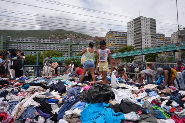 (260629) -- LA GUAIRA, June 29, 2026 -- People affected by earthquakes check donated clothes at a sports center in La Guaira, Venezuela, June 28, 2026. Venezuelan National Assembly President Jorge Rodriguez said Sunday that the death toll from two powerful earthquakes that uck Venezuela Wednesday has risen to 1,450. ( Xinhua) (SpotNews) VENEZUELA-LA GUAIRA-EARTHQUAKE-AFTERMATH STR 
