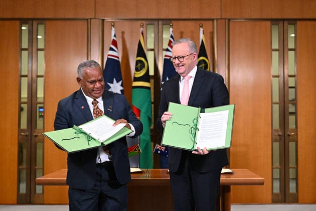 JOTHAM NAPAT AUSTRALIA VISIT, Prime Minister of Vanuatu Jotham Napat and Australian Prime Minister Anthony Albanese pose for photographs after signing the Nakamal agreement during the Australia Vanuatu Leaders™ Meeting at Parliament House in Canberra, Monday, June 29, 2026. ( NO ARCHIVING CANBERRA AUSTRALIAN CAPITAL TERRITORY AUSTRALIA  Copyright: xLUKASxCOCHx 20260629190871651791