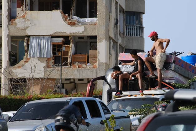 Survivors salvage belongings from rubble following earthquakes in Vargas,Venezuela VARGAS, VENEZUELA - JUNE 28: People who lost their family members and homes try to salvage their remaining belongings from the rubble of collapsed buildings following two powerful earthquakes in the coastal state of Vargas, Venezuela on June 28, 2026. Diko Betancourt Anadolu Vargas Venezuela. Editorial use only. Please get in touch for any other usage.  Copyright: x2026xAnadoluxDikoxBetancourtx