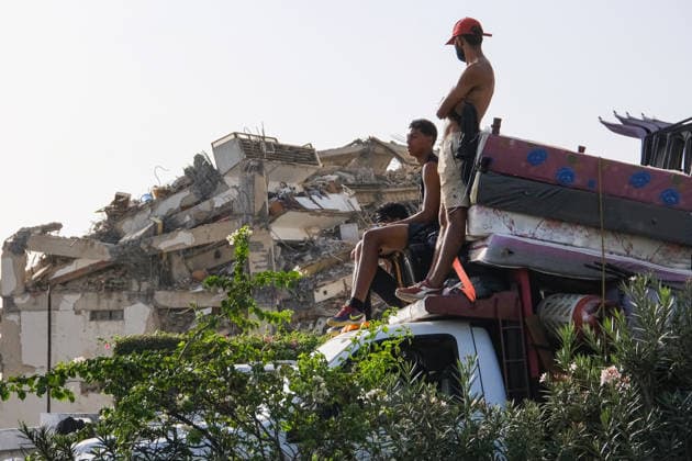 Survivors salvage belongings from rubble following earthquakes in Vargas,Venezuela VARGAS, VENEZUELA - JUNE 28: People who lost their family members and homes try to salvage their remaining belongings from the rubble of collapsed buildings following two powerful earthquakes in the coastal state of Vargas, Venezuela on June 28, 2026. Diko Betancourt Anadolu Vargas Venezuela. Editorial use only. Please get in touch for any other usage.  Copyright: x2026xAnadoluxDikoxBetancourtx