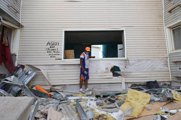 (260629) -- LA GUAIRA, June 29, 2026 -- A man inspects a damaged building after earthquakes in Playa Grande, La Guaira state, Venezuela, June 28, 2026. Venezuelan National Assembly President Jorge Rodriguez said Sunday that the death toll from two powerful earthquakes that uck Venezuela Wednesday has risen to 1,450. ( Xinhua) (SpotNews) VENEZUELA-LA GUAIRA-EARTHQUAKES-DEATH TOLL STR 