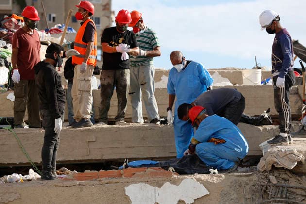 (260629) -- LA GUAIRA, June 29, 2026 -- Rescuers recover a victim s body from the rubble of a collapsed building in Caraballeda, La Guaira state, Venezuela, June 28, 2026. Venezuelan National Assembly President Jorge Rodriguez said Sunday that the death toll from two powerful earthquakes that uck Venezuela Wednesday has risen to 1,450. ( Xinhua) (SpotNews) VENEZUELA-LA GUAIRA-EARTHQUAKES-DEATH TOLL STR 
