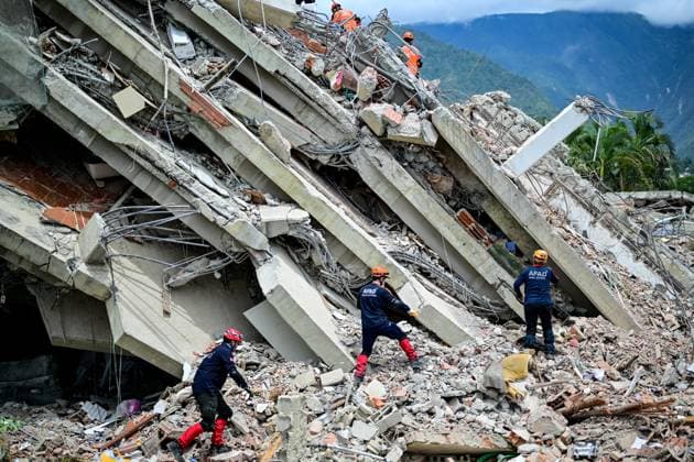 Daily life continues in La Guaira amid search and rescue efforts after Earthquakes LA GUAIRA, VENEZUELA - JUNE 28: Search and rescue operations continue for survivors trapped under collapsed buildings following two powerful earthquakes earlier this week, in the coastal state of La Guaira, Venezuela on June 28, 2026. Cem Tekkesinoglu Anadolu La Guaira Venezuela. Editorial use only. Please get in touch for any other usage.  Copyright: x2026xAnadoluxCemxTekkesinoglux