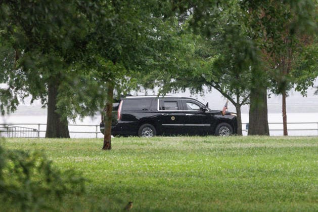 June 28, 2026, Washington, District Of Columbia, USA: The limo with United States President Donald J Trump inside, leaves East Potomac Golf Links in Washington, DC, US, on Sunday, June 28, 2026. Trump has taken a number of steps to reshape the nation s capital in his second term, including demolishing the White House East Wing to make way for a new ballroom, planning for the construction of a new triumphal arch, pledging to renovate the John F. Kennedy Center for the Performing Arts, and terminating a contract to run a trio of public golf courses in Washington Washington USA - ZUMAs152 20260628_faa_s152_005 Copyright: xTierneyxLxCrossx-xPoolxviaxCNPx