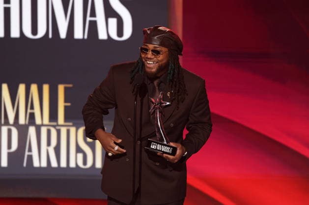 2026 BET Awards - Show Leon Thomas accepts the Best Male R&B Pop Artist award onstage during the 2026 BET Awards at Peacock Theater on June 28, 2026 in Los Angeles, California. Los Angeles Peacock Theater California United States Copyright: xCraSH imageSPACEx