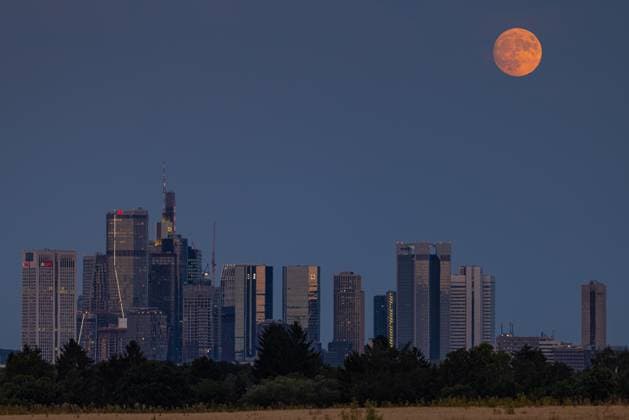 Vollmond über Frankfurt Der Vollmond zieht über die Frankfurter Bankenskyline hinweg. Der Vollmond im Juni wird traditionell Erdbeermond genannt und bezieht sich dabei auf die Erdbeerernte. Auch Rosenmond wegen der Rosenblüte und Honigmond wegen der Honigernte sind traditionelle Bezeichnungen. Frankfurt am Main Hessen Deutschland *** Full Moon Over Frankfurt The full moon rises over Frankfurt s banking skyline. The full moon in June is traditionally called the Strawberry Moon, a reference to the strawberry harvest. Other traditional names include the Rose Moon, for the blooming of roses, and the Honey Moon, for the honey harvest. Frankfurt am Main, Hesse, Germany 2026-06-28_ffm_skyline_vollmond_01
