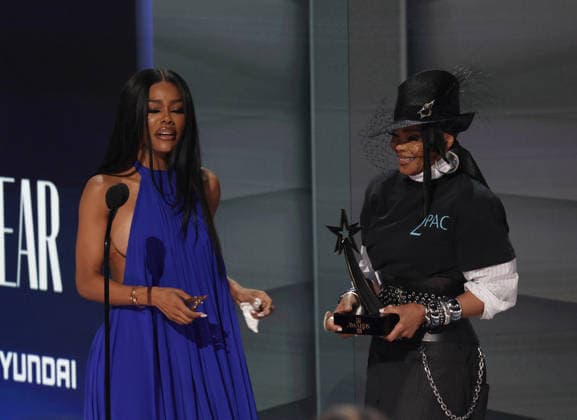 2026 BET Awards - Show Teyana Taylor accepts the Icon of the Year award from Janet Jackson onstage during the 2026 BET Awards at Peacock Theater on June 28, 2026 in Los Angeles, California. Los Angeles Peacock Theater California United States Copyright: xCraSH imageSPACEx