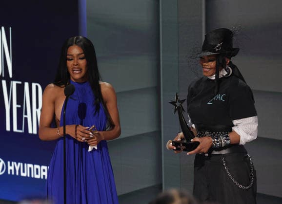 2026 BET Awards - Show Teyana Taylor accepts the Icon of the Year award from Janet Jackson onstage during the 2026 BET Awards at Peacock Theater on June 28, 2026 in Los Angeles, California. Los Angeles Peacock Theater California United States Copyright: xCraSH imageSPACEx