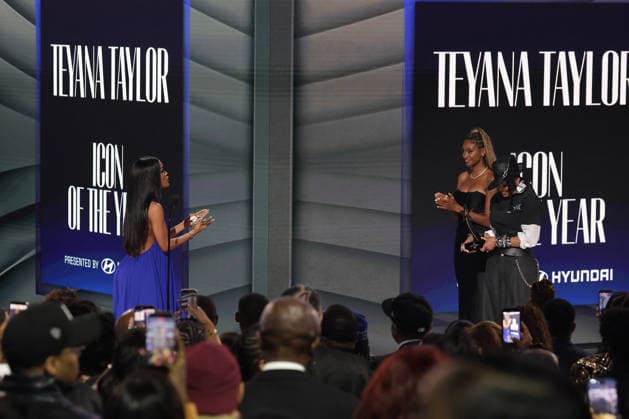 2026 BET Awards - Show Teyana Taylor accepts the Icon of the Year award from Janet Jackson onstage during the 2026 BET Awards at Peacock Theater on June 28, 2026 in Los Angeles, California. Los Angeles Peacock Theater California United States Copyright: xCraSH imageSPACEx