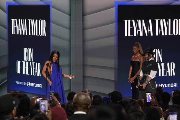 2026 BET Awards - Show Teyana Taylor accepts the Icon of the Year award from Janet Jackson onstage during the 2026 BET Awards at Peacock Theater on June 28, 2026 in Los Angeles, California. Los Angeles Peacock Theater California United States Copyright: xCraSH imageSPACEx