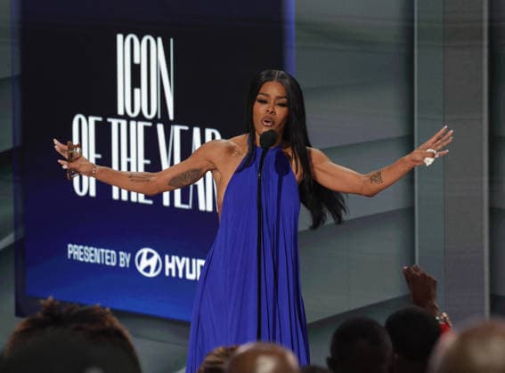 2026 BET Awards - Show Teyana Taylor accepts the Icon of the Year award onstage during the 2026 BET Awards at Peacock Theater on June 28, 2026 in Los Angeles, California. Los Angeles Peacock Theater California United States Copyright: xCraSH imageSPACEx