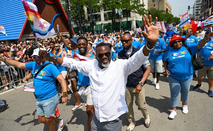 June 28, 2026, Chicago, Illinois, USA: Waving at the crowd, Chicago mayor, BRANDON JOHNSON participates in the annual pride parade on Sunday, June 28th, 2026. Chicago USA - ZUMAd171 20260628_znp_d171_001 Copyright: xSethxDonovanx