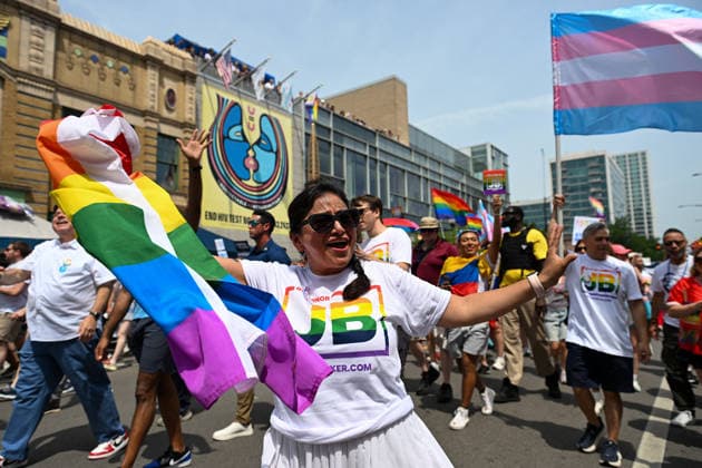 June 28, 2026, Chicago, Illinois, USA: A woman waves a pride flag towards the crowd of thousands in the annual Chicago Pride Parade on Sunday June 28th, 2026. Chicago USA - ZUMAd171 20260628_znp_d171_005 Copyright: xSethxDonovanx