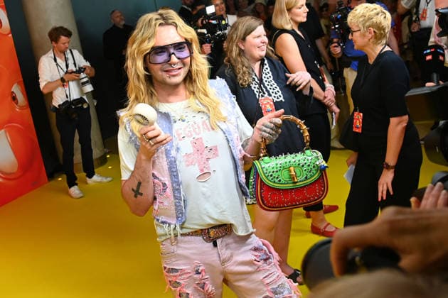 Bill KAULITZ mit Gucci Tasche und Handventilator. 43.Filmfest Muenchen Deutschlandpremiere MINIONS UND MONSTER am 28.06.2026 im Mathaeser Filmpalast. *** Bill KAULITZ with a Gucci bag and a handheld fan at the 43rd Munich Film Festival for the German premiere of *MINIONS AND MONSTERS* on June 28, 2026, at the Mathäuser Filmpalast